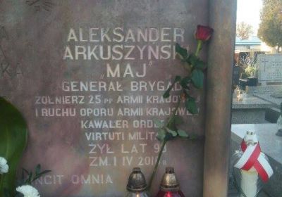 c_400_280_16777215_00_images_news_2017-04-01-gen-arkuszynski-rocznica-smierci-cmentarz.jpg
